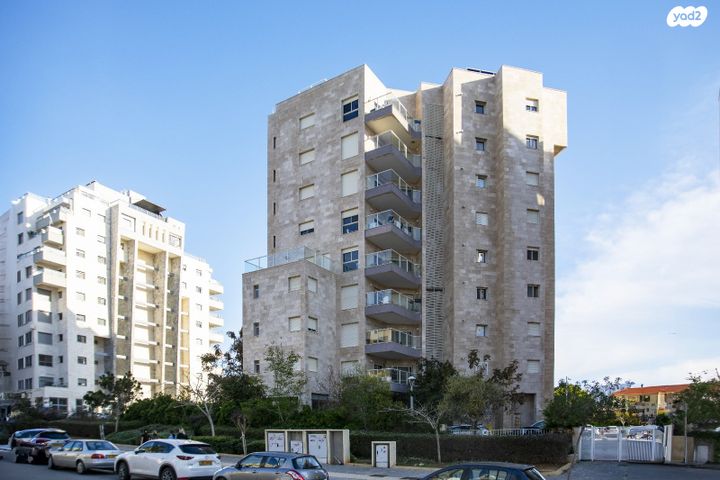 שדרות מנחם בגין 8