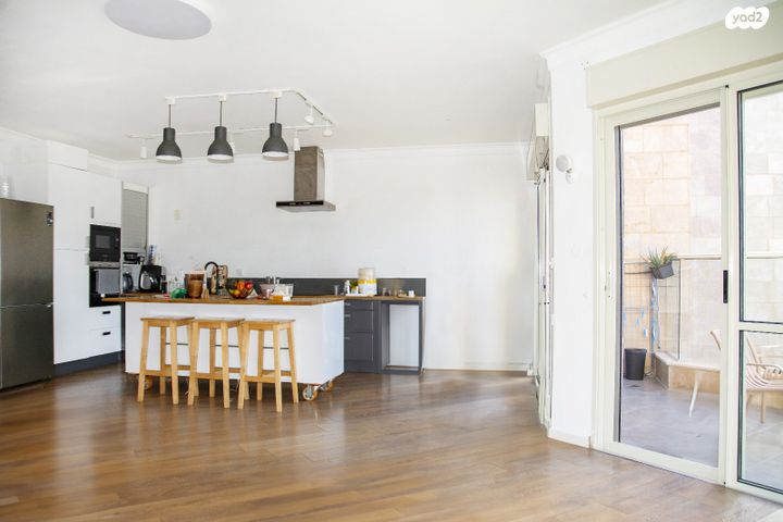 דירה, שדרות מנחם בגין 8, גבעת אולגה, חדרה