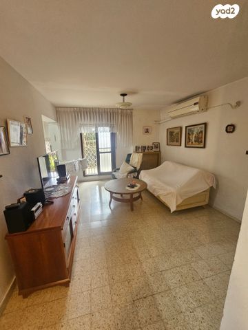 אהרון אשכולי 