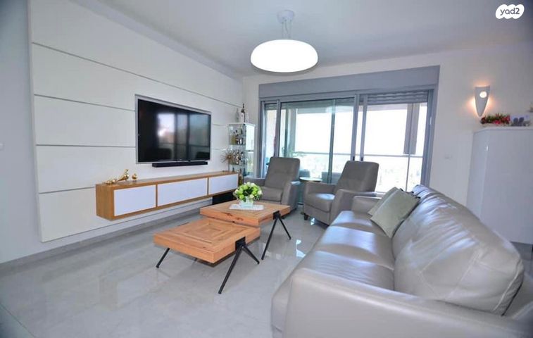 דירה, עפרה חזה, משכנות האומנים, קרית מוצקין