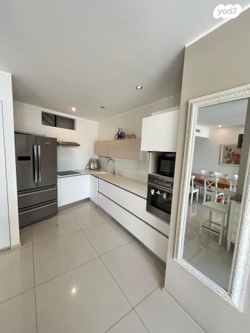 דירת גן, דרך בן גוריון 136, בת ים