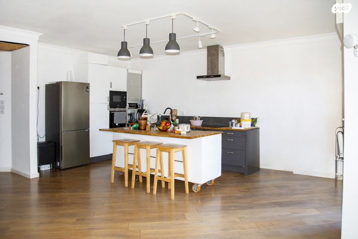 דירה, שדרות מנחם בגין 8, גבעת אולגה, חדרה