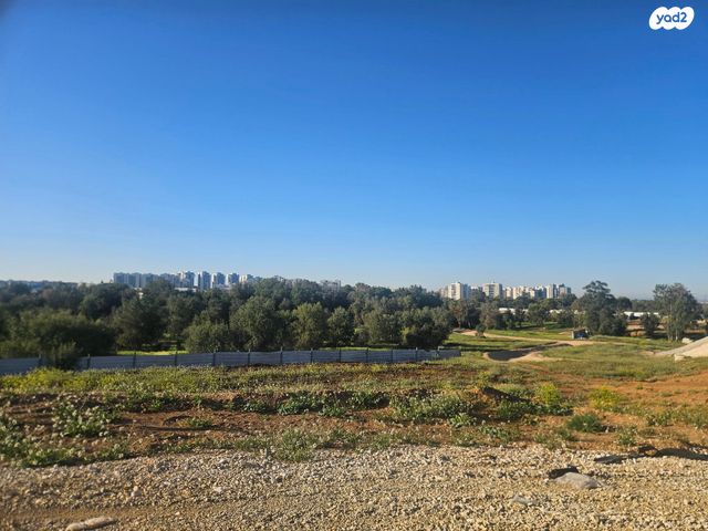 מגרשים