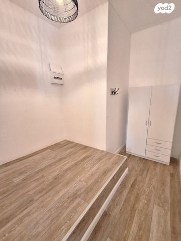 דירה, מדרגות שוקרי 14, העיר התחתית, ואדי סאליב, חיפה