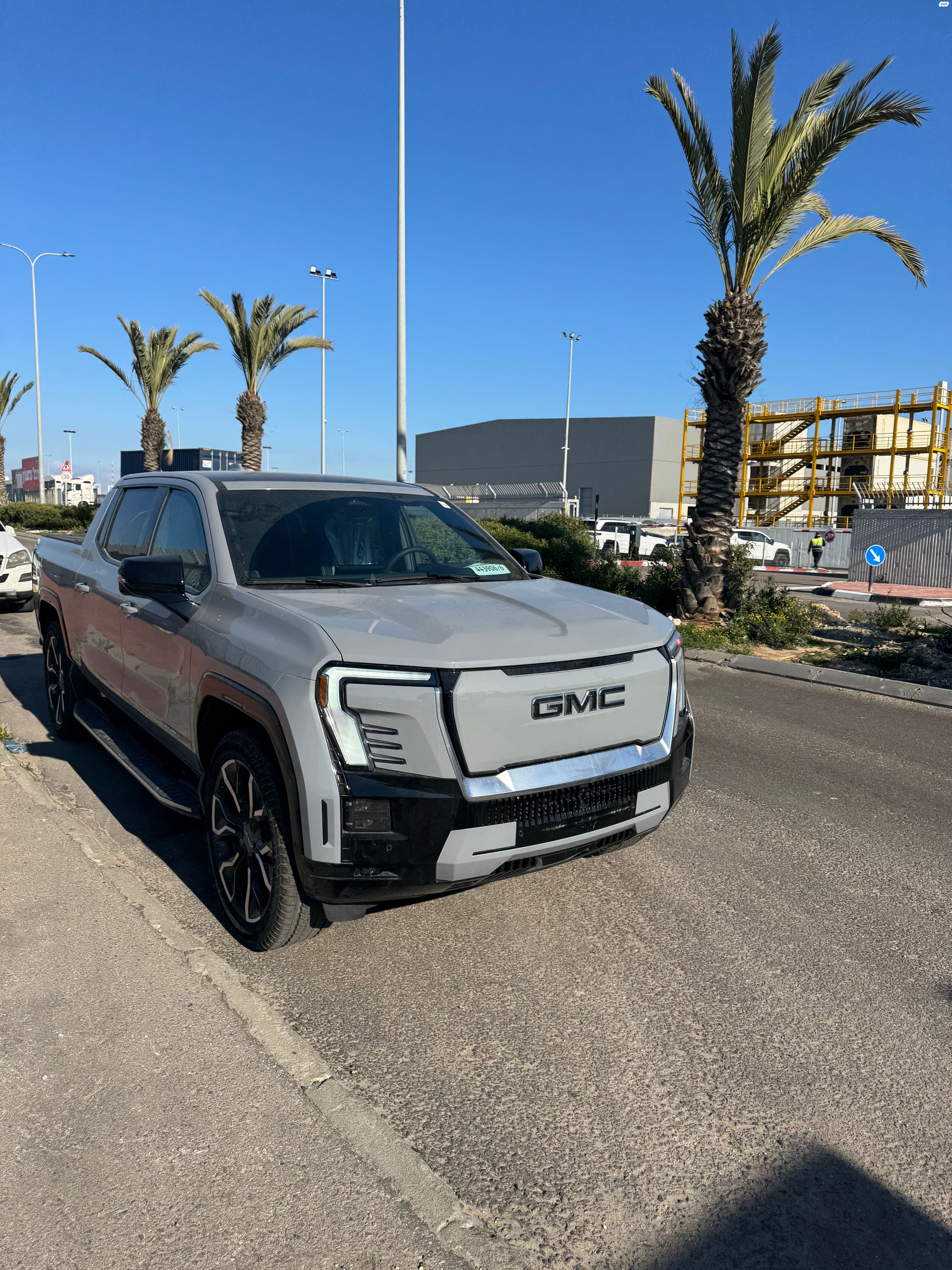 מודעת רכב ג'י.אם.סי סיירה EV  