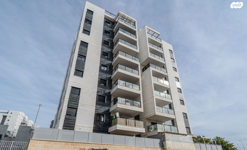 דירה, דרך ארץ 76, הפרחים, חריש