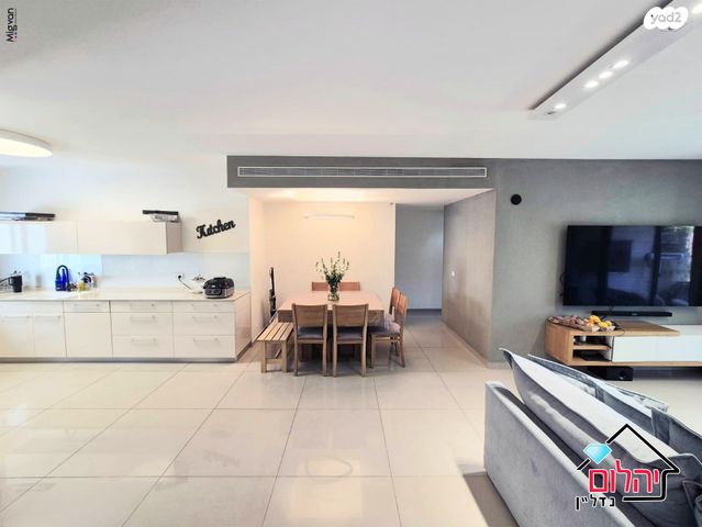 דירת גן, הזמר העברי, כפר סבא