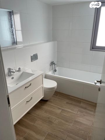 דירה, שלום הגליל, אריק שרון, נהריה