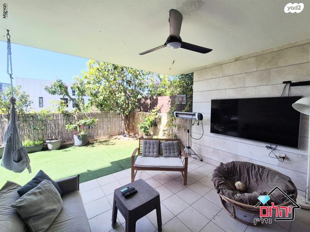 דירת גן, הזמר העברי, כפר סבא