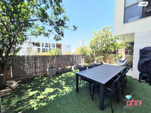 דירת גן, הזמר העברי, כפר סבא