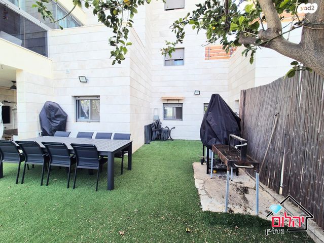 דירת גן, הזמר העברי, כפר סבא