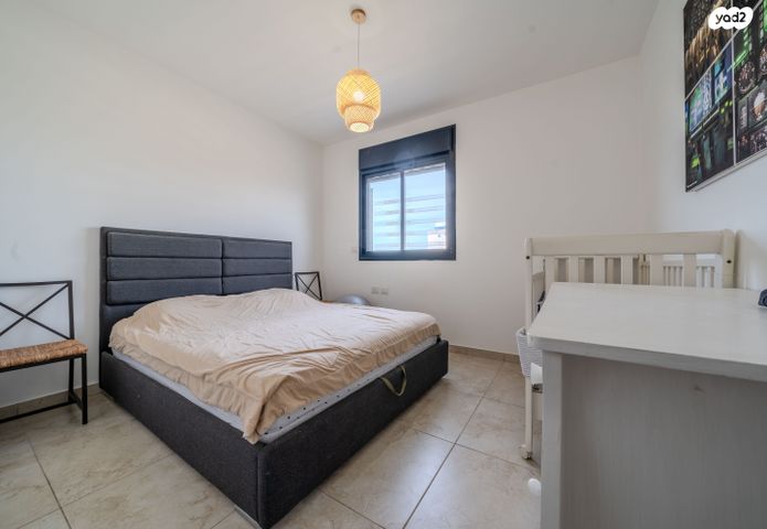 דירה, דרך ארץ 76, הפרחים, חריש