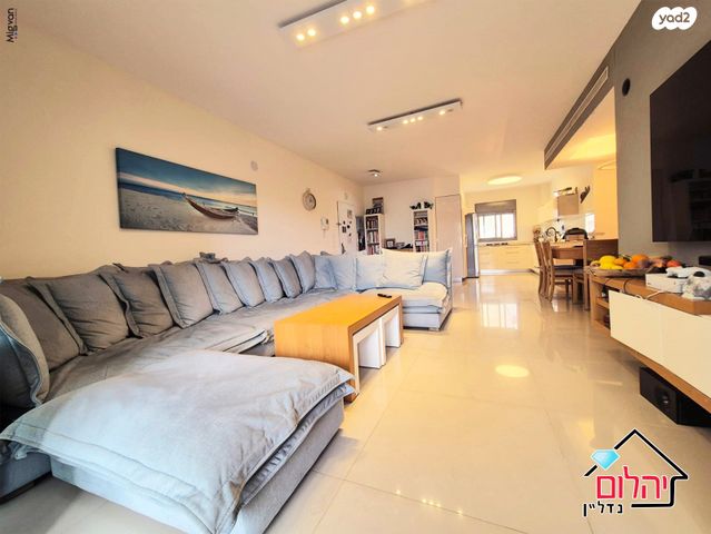 דירת גן, הזמר העברי, כפר סבא