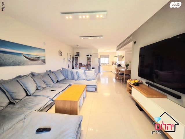 דירת גן, הזמר העברי, כפר סבא