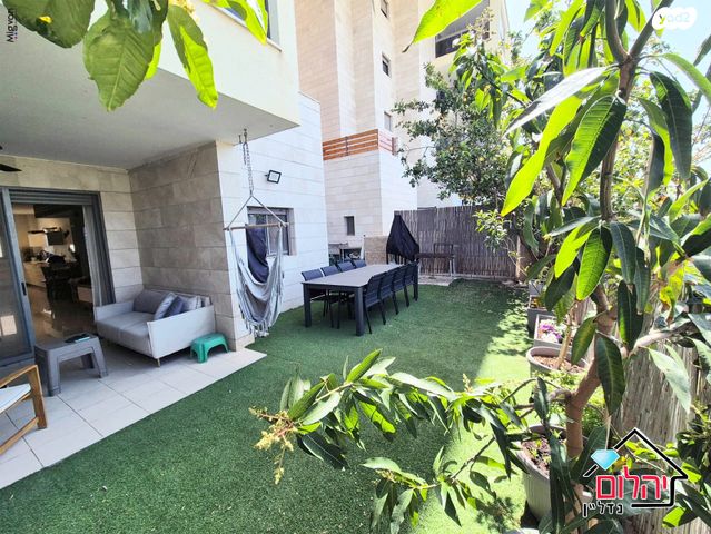 דירת גן, הזמר העברי, כפר סבא