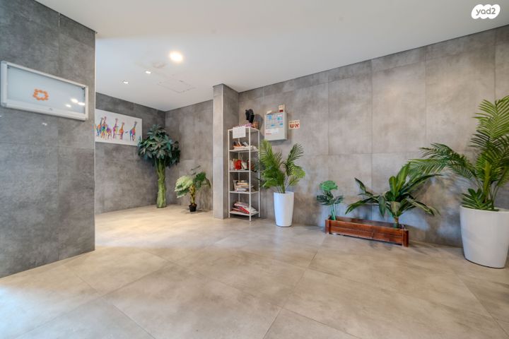 דירה, דרך ארץ 76, הפרחים, חריש