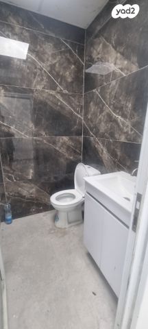 מונטיפיורי, הרכבת