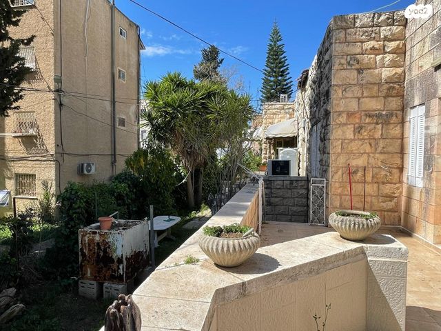 דירה, יהושע בן נון, המושבה היוונית, ירושלים