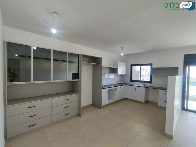 דירה, אורנה פורת, הרקפות, ראשון לציון