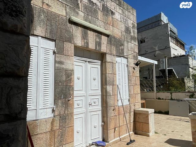 דירה, יהושע בן נון, המושבה היוונית, ירושלים