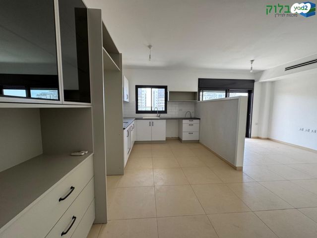 דירה, אורנה פורת, הרקפות, ראשון לציון