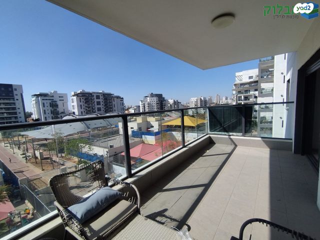 דירה, אורנה פורת, הרקפות, ראשון לציון