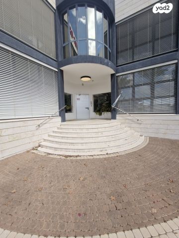 משרדים, השיטה, שאר העיר, קיסריה