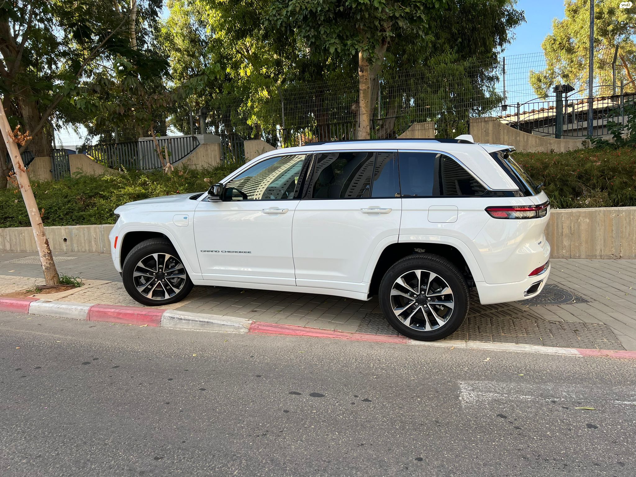 מודעת רכב ג'יפ גרנד צ'ירוקי