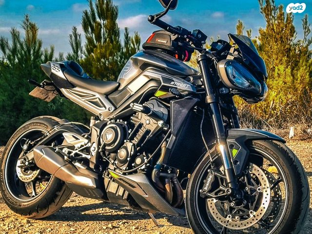 טריומף סטרייט טריפל 765