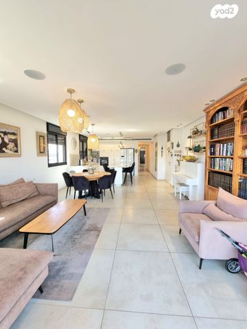 דירה, מנשה קפרא, רחובות