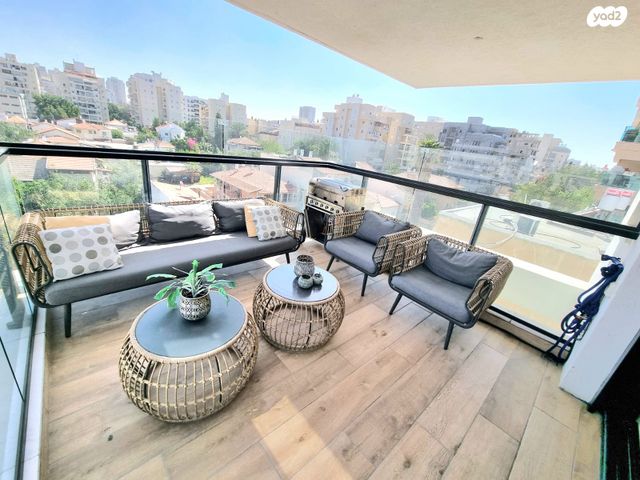 דירה, מנשה קפרא, רחובות