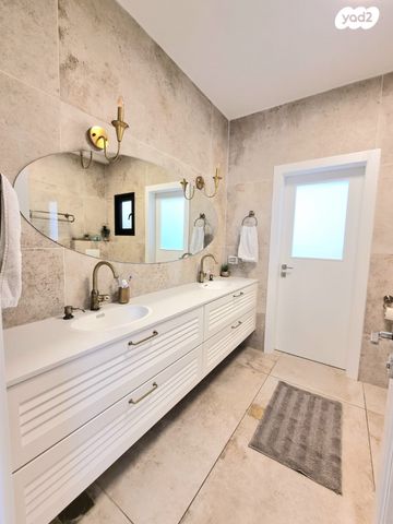 דירה, מנשה קפרא, רחובות