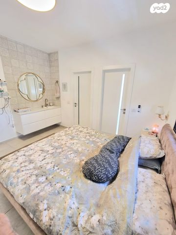 דירה, מנשה קפרא, רחובות