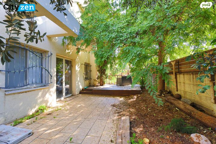 דו משפחתי, הגבעה, אבן יהודה