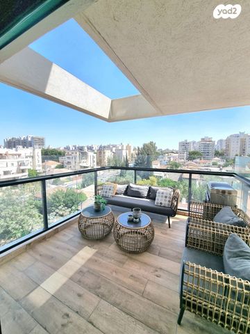 דירה, מנשה קפרא, רחובות