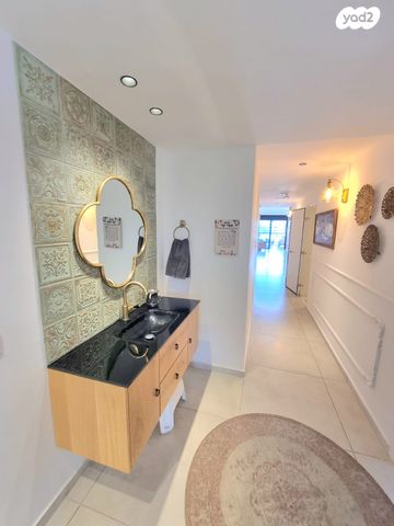 דירה, מנשה קפרא, רחובות