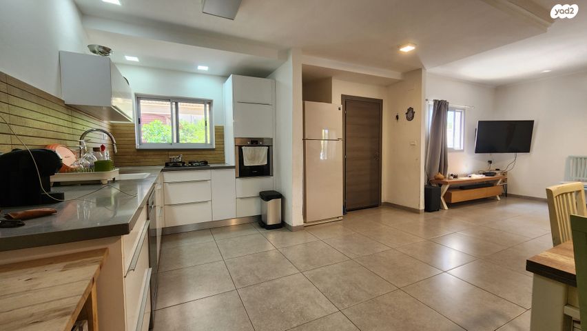 דו משפחתי, כפר סאלד