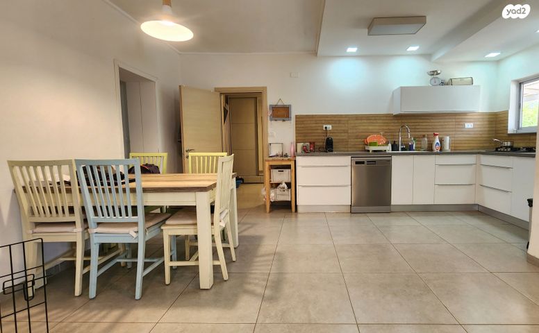 דו משפחתי, כפר סאלד