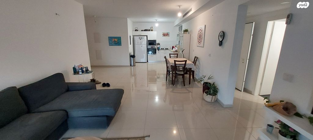 דירה, הרב זבולון גרז, רחובות הצעירה, רחובות