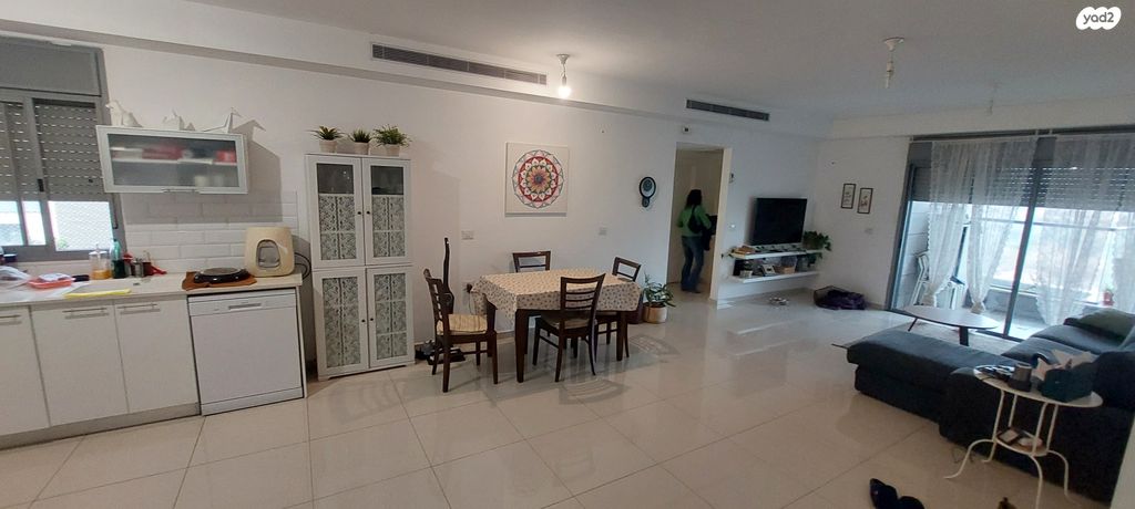 דירה, הרב זבולון גרז, רחובות הצעירה, רחובות