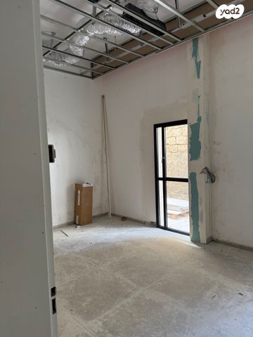 דירת גן, שיבת ציון 52, העיר התחתית, ואדי סאליב, חיפה