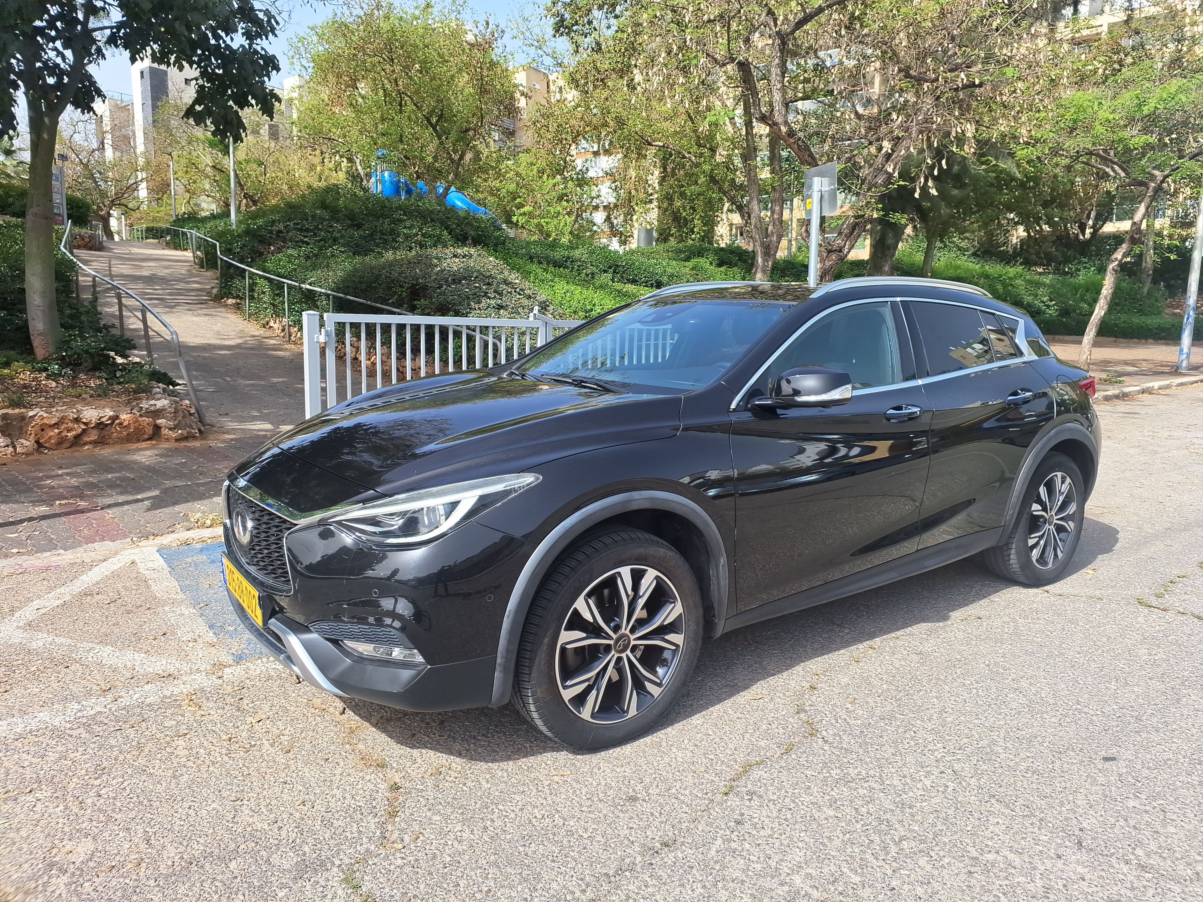 מודעת רכב אינפיניטי QX30