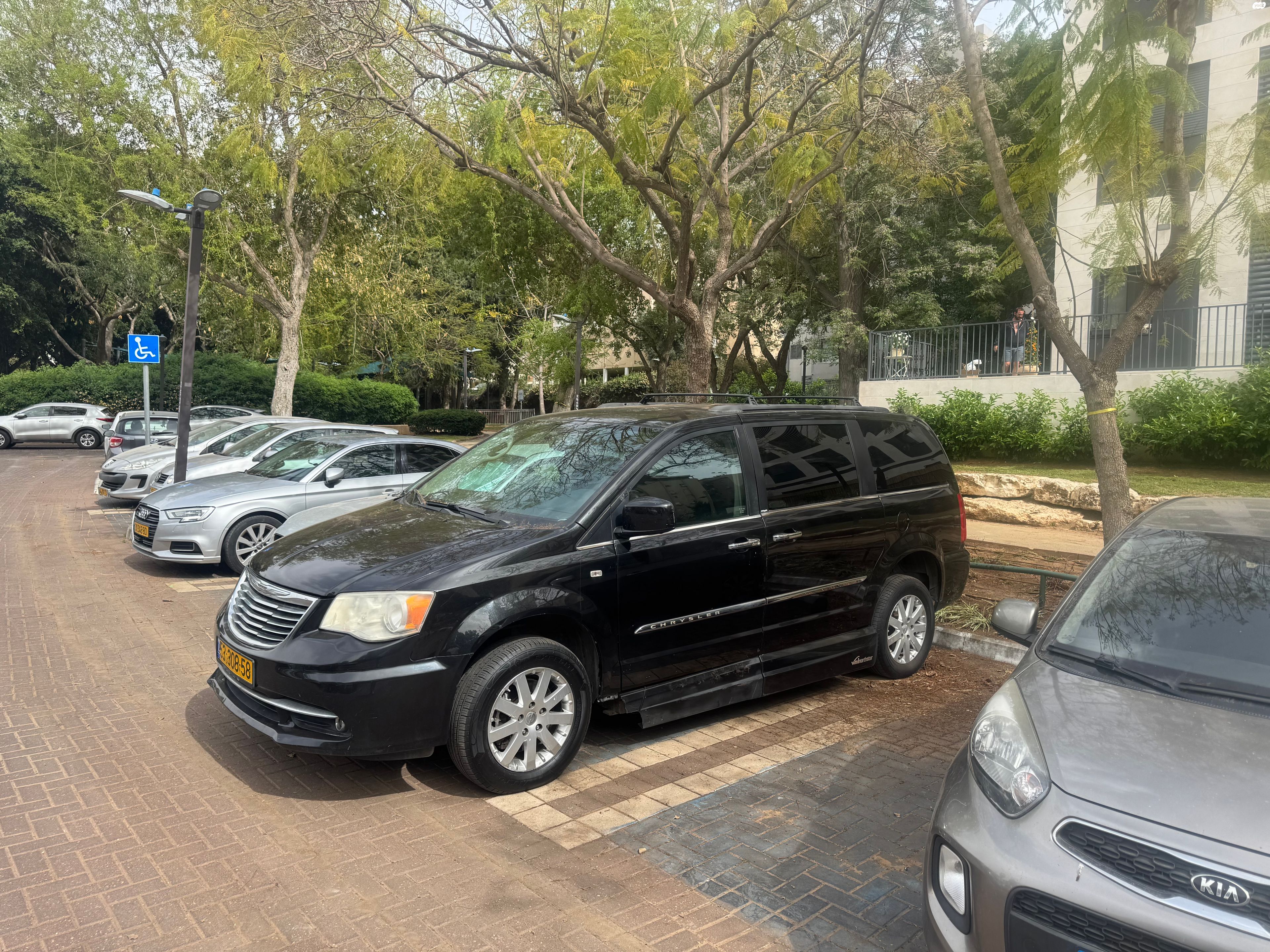 מודעת רכב קרייזלר גראנד וויאג'ר