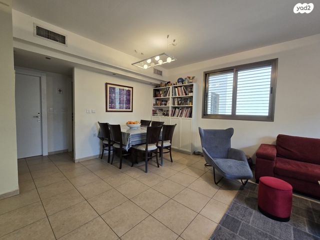 דירה, הידידות, ראשונים, כפר סבא