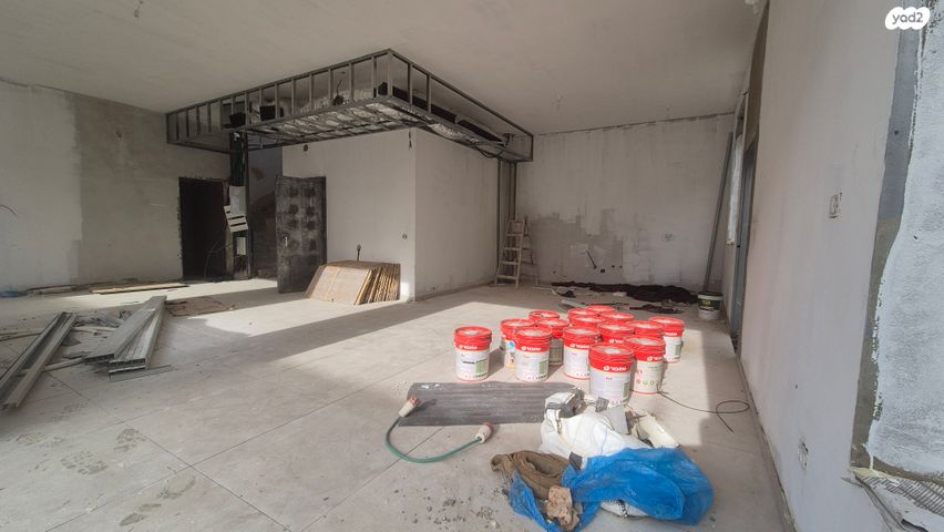 דו משפחתי, אורנית, אורנית