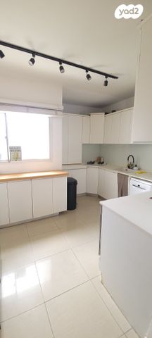 דופלקס, ד"ר משה סנה, סביוני הכפר, כפר סבא