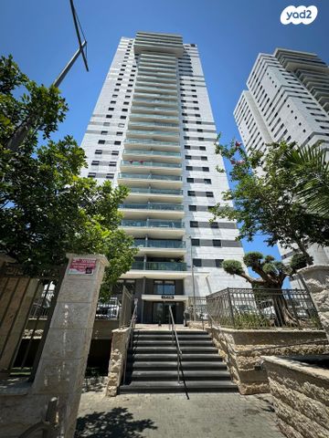 דירה, עפרה חזה, משכנות האומנים, קרית מוצקין