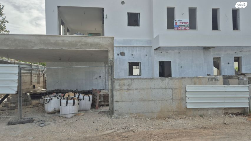 דו משפחתי, אורנית, אורנית