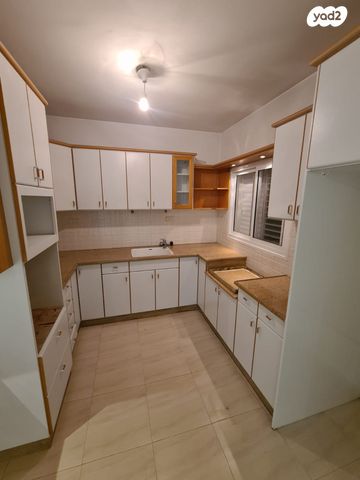 דירה, גולדה מאיר, שיכון עובדים, טבריה