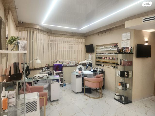 חנויות/ שטח מסחרי